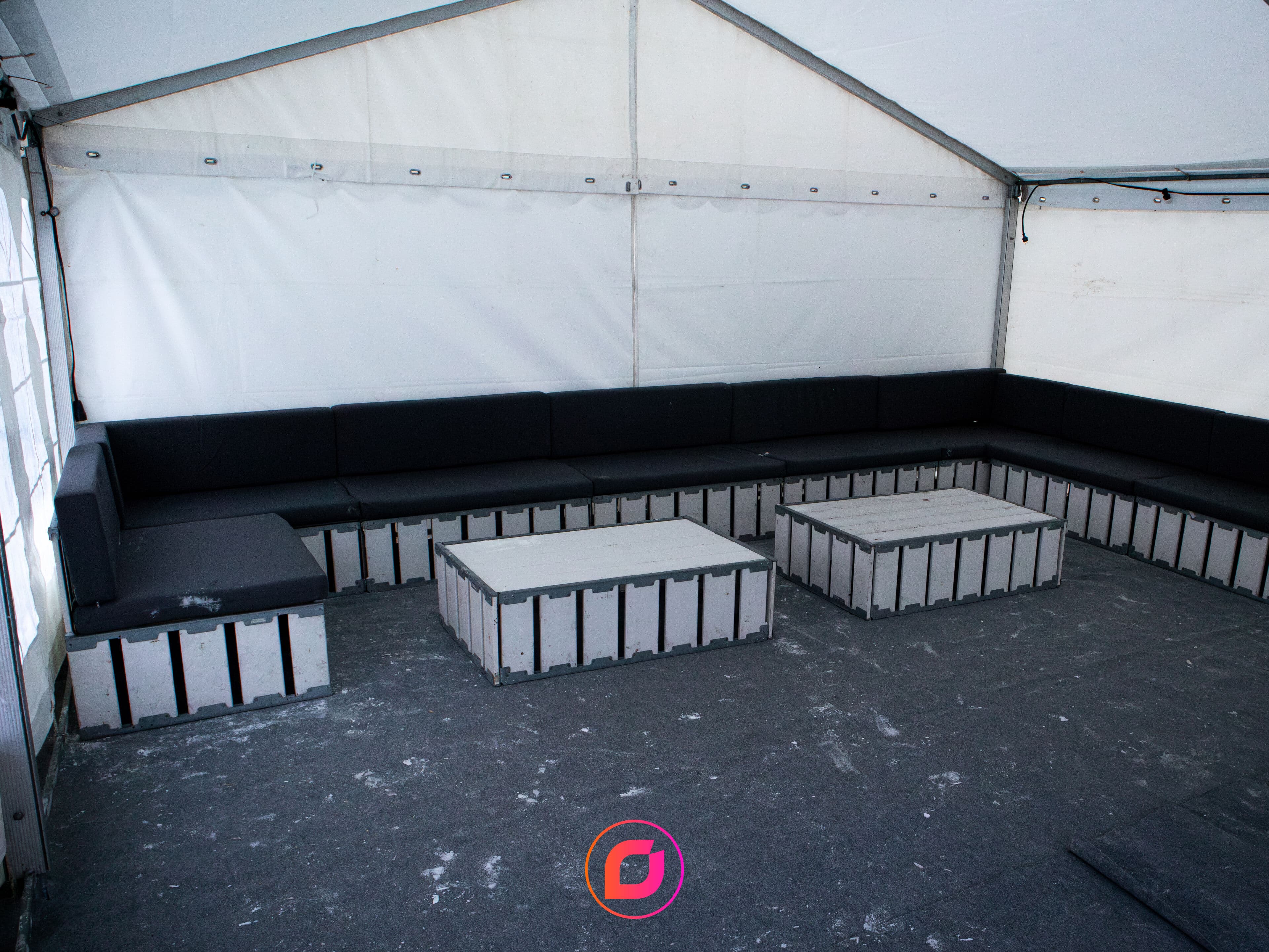 Stort ferdigmontert rammetelt med komfortabel vip sofa lounge til partyevent, arrangement og konserter med plastgulv, teppe og elektrisk varmevifte.