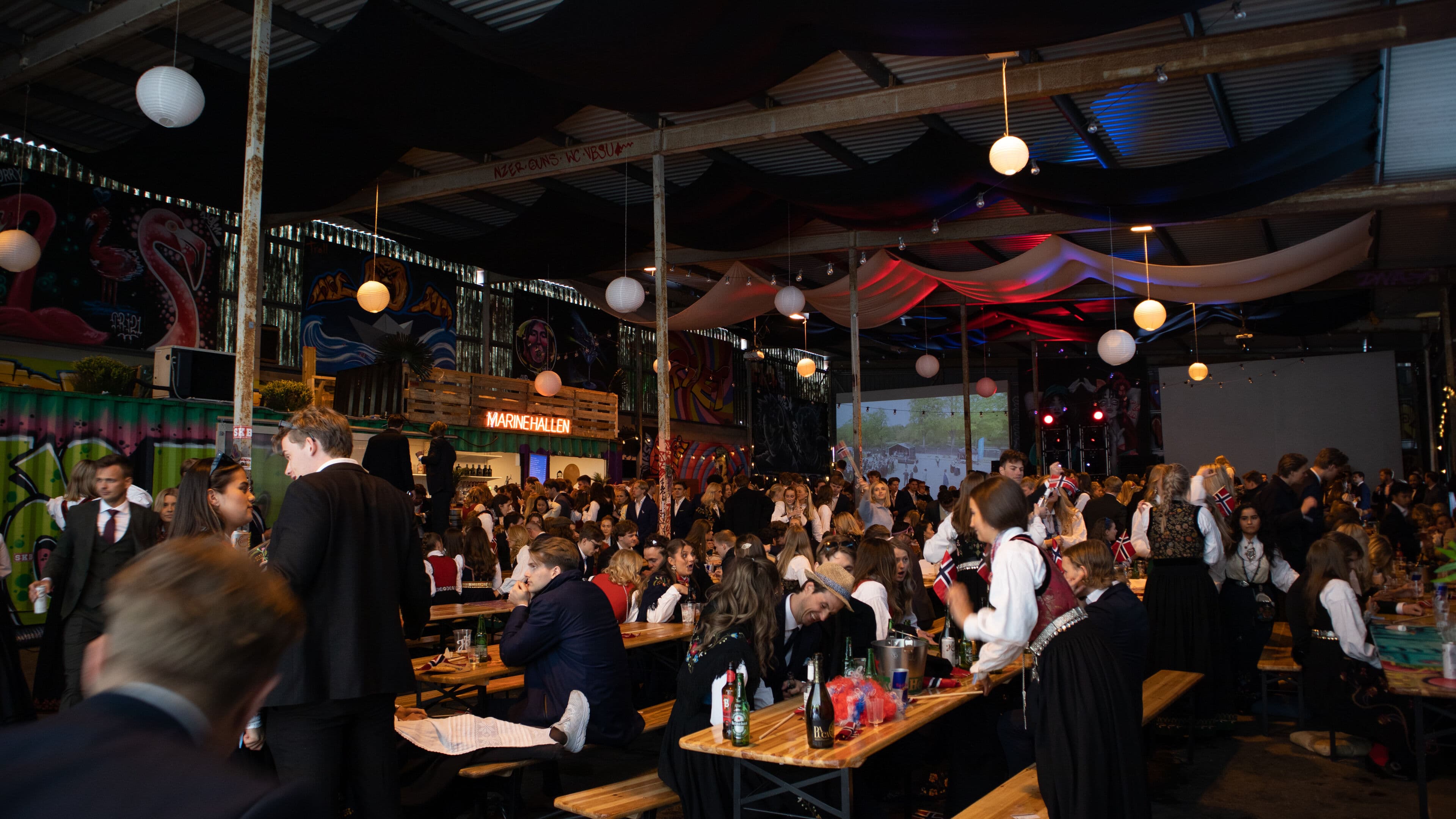Marinehallen leiet inn med bord og benkesett, partylys, scenerigg, toalett til leie i Bergen, bar, partytelt, popcornmaskin, slushmaskin og scene på Ja, vi Elsker Bergen arrangementet på Marinehallen 17. mai 2023