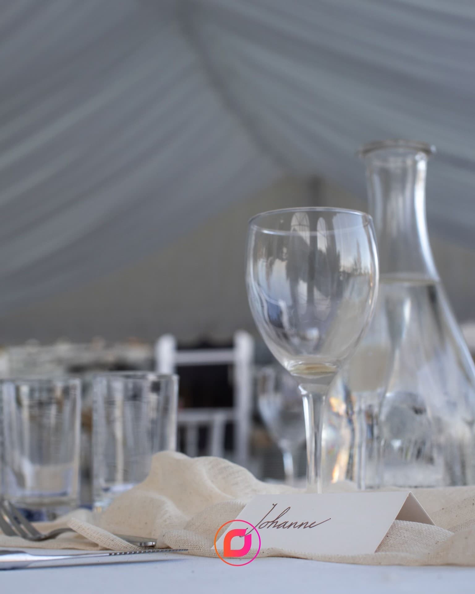 Leie bord og stoler til bryllup, varmevifter, vinglass, dekorasjon, lysekrone, tregulv, dansegulv, høyttalere, bar og telt